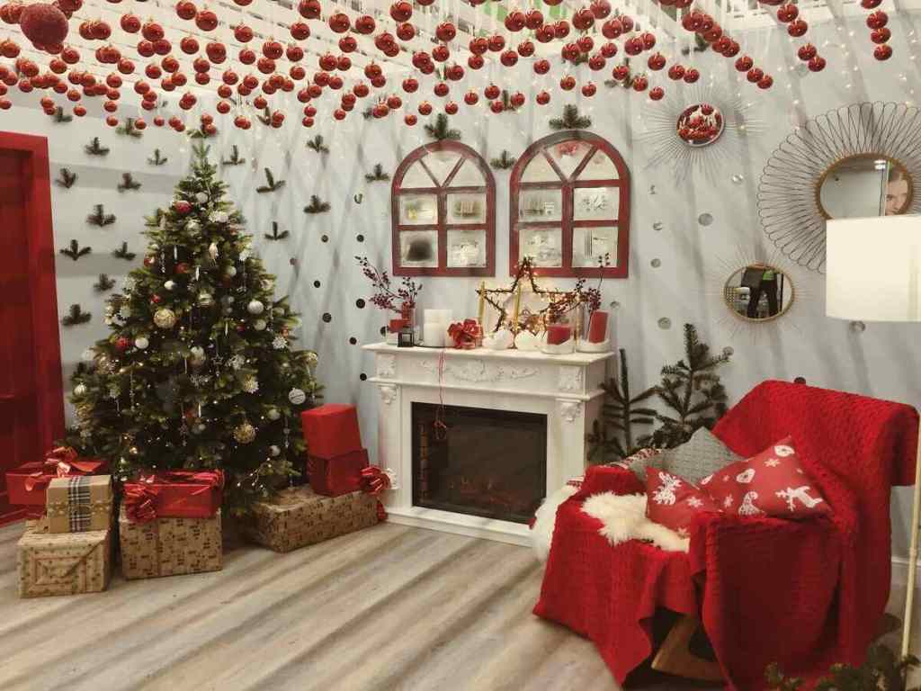 A room decorated for Christmas with a Christmas tree.